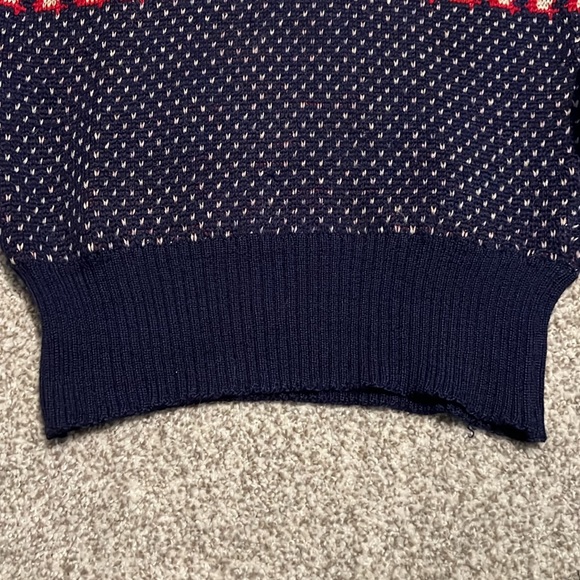 Jantzen sweater features a fun 1940s theme of polar bears and penguins. - Picture 5 of 5